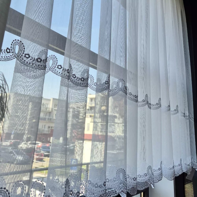 krótka firana szyta na wymiar we wzory - haftowana, dwa pasy - firana IZA